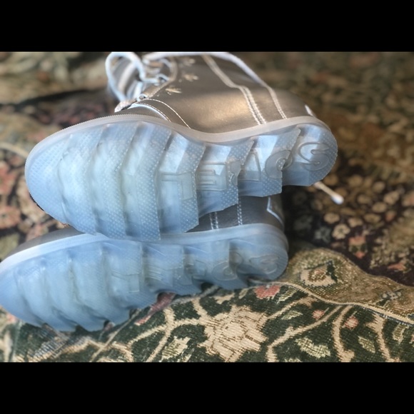 Sorel Disney kids winter wedge boots. Worn once. Small scratch on toe. - Picture 3 of 3